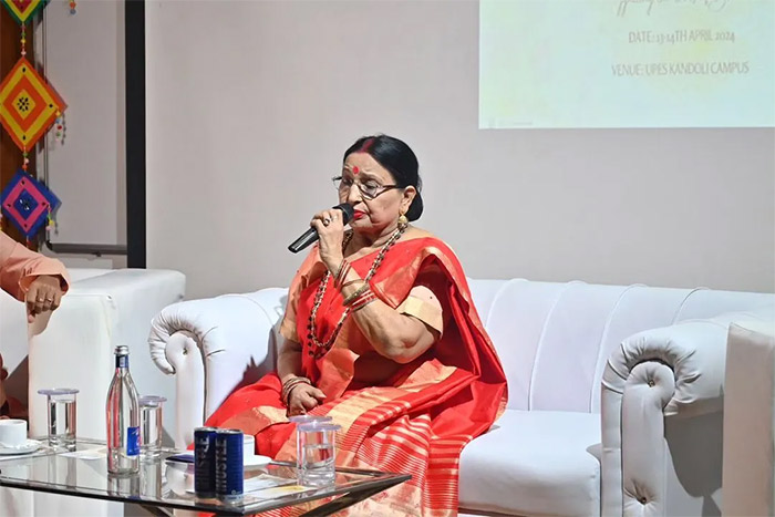 Family: Sharda Sinha was married to Dr. Braj Kishore Sinha, a professor, and is survived by her son, Anshuman Sinha, and daughter, Vandana Sinha Bharadwaj, both of whom are also folk singers.