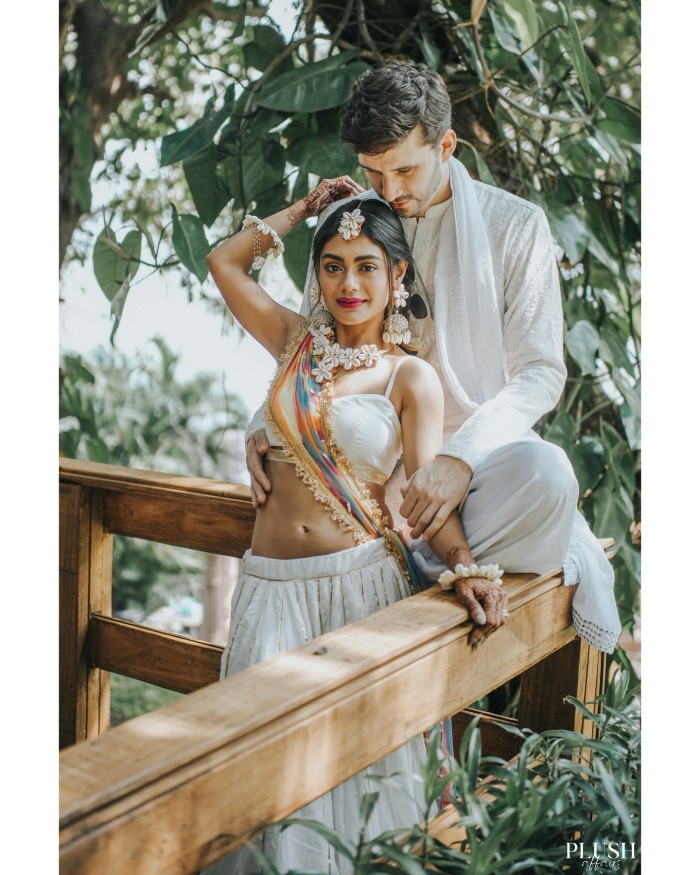 वहीं इस तस्वीर में देखा जा सकता है कि कपल फोटोशूट करवाता नजर आ रहा है। तस्वीर में दोनों का शानदार बॉन्ड देखने को मिल रहा है।