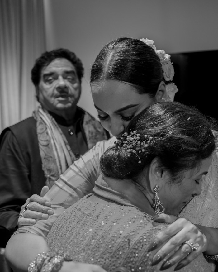 इसीलिए इस बार सोनाक्षी सिन्हा ने शो पर आते ही मजाक में कपिल शर्मा को कहा कि अगर किसी की भी शादी नहीं हो रही है तो कपिल को भैया बुलाओ, आपकी शादी जल्दी ही हो जाएगी।