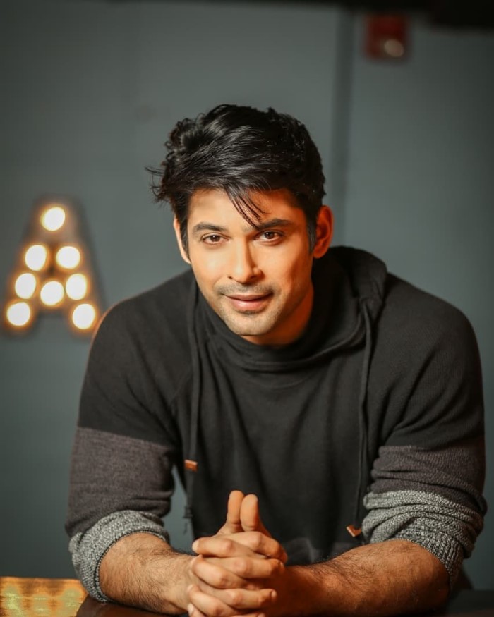 बिग बॉस से मशहूर हुए सिद्धार्थ शुक्ला ने भी टीवी इंडस्ट्री पर राज किया है और सिर्फ 40 साल की उम्र में हार्ट अटैक की वजह से उनका निधन हो गया था।