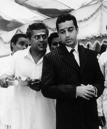 A rare picture of Delhi Ganesh with legendary actor Kamal Haasan
