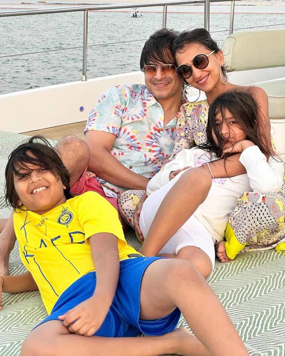 Vivek Oberoi's Latest ₹12.25 Cr Swanky Rolls Royce Cullinan Makes Headlines, More About His Lavish Houses, Networth & Business Venture