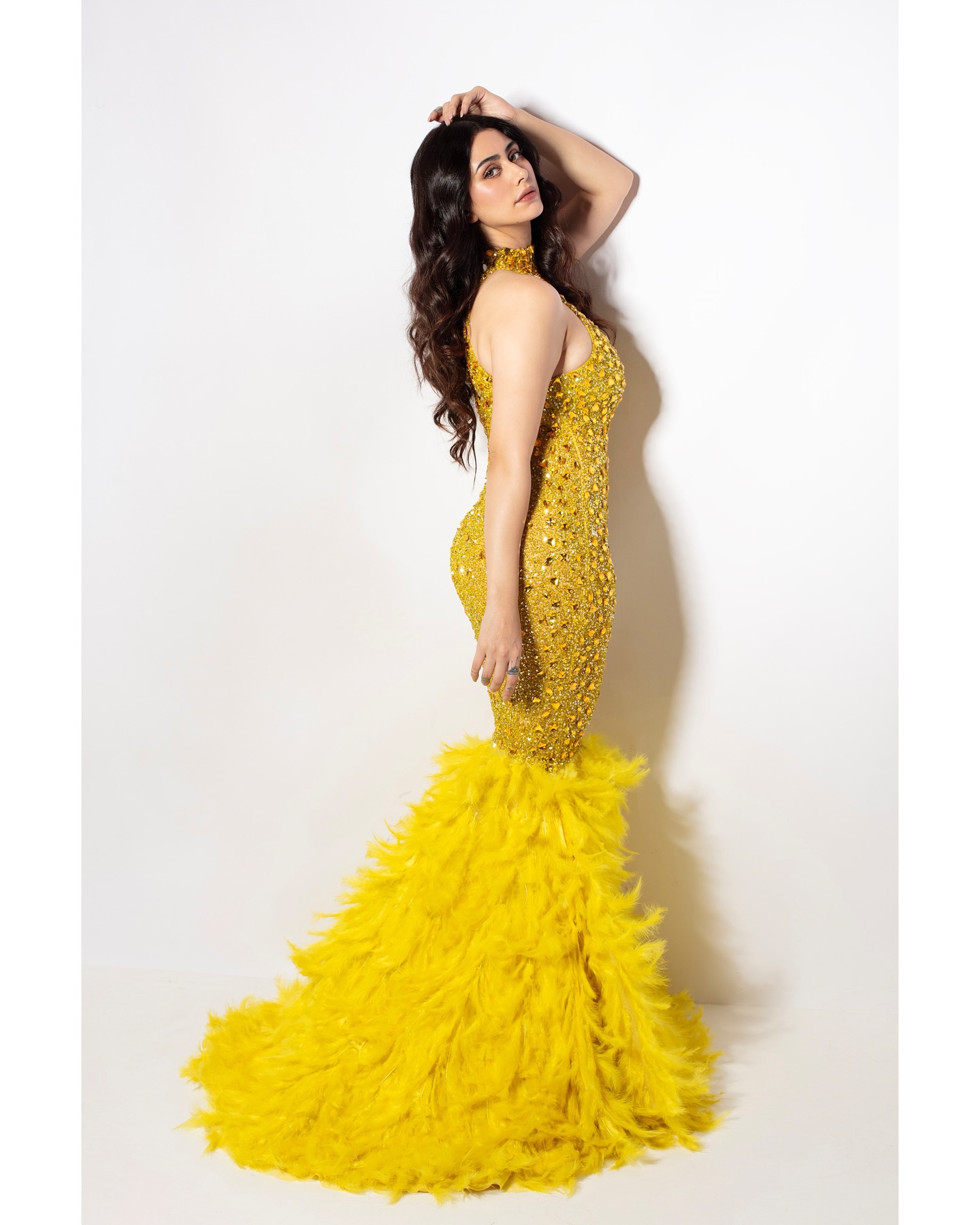 Warina Hussain's Glamorous Fashion: Bold Colors and Elegant Style