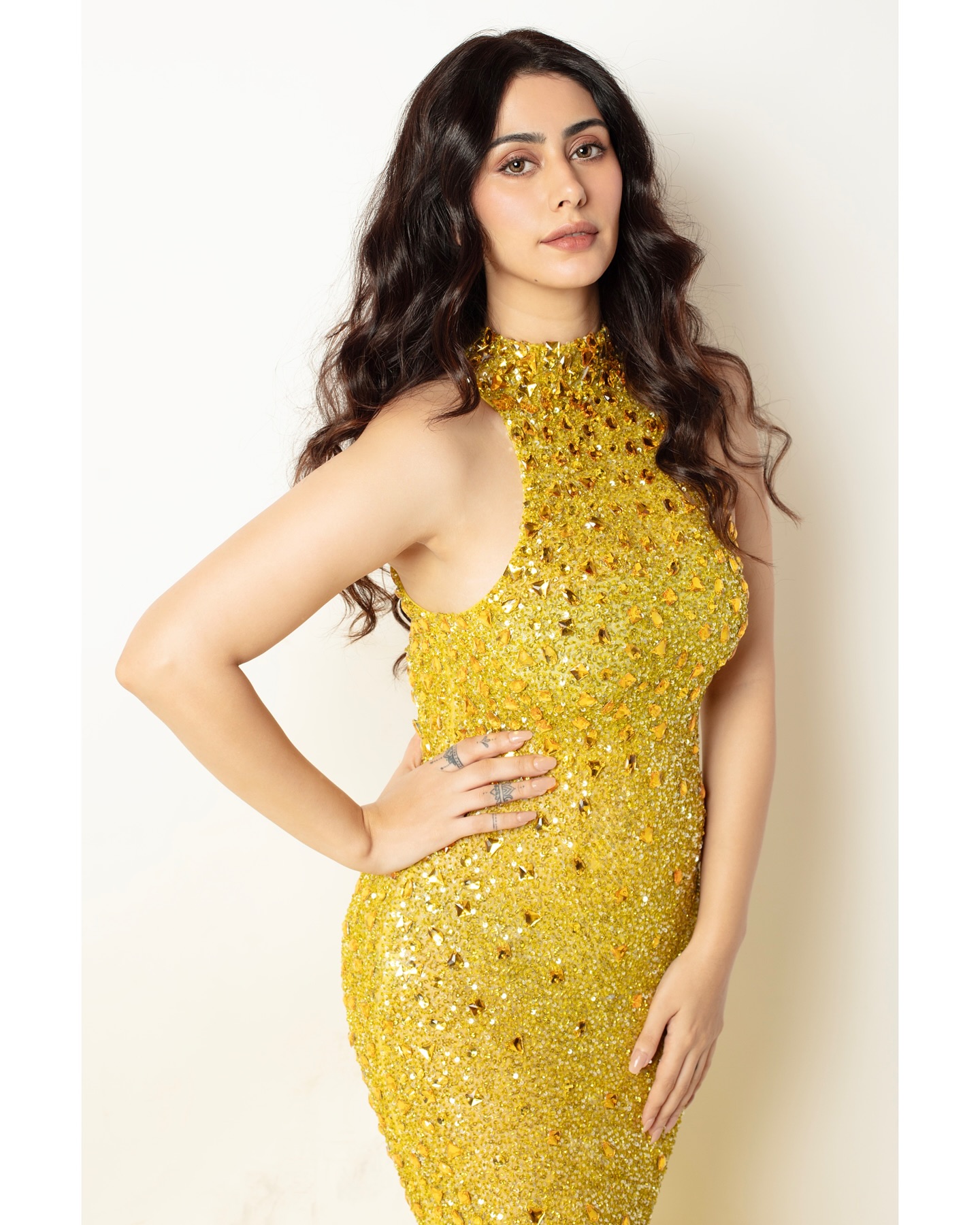 Warina Hussain's Glamorous Fashion: Bold Colors and Elegant Style