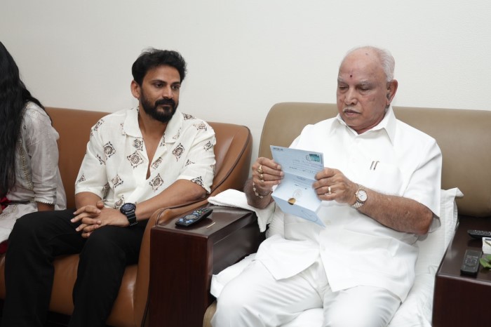 Actor Dhananjay invites cm Siddaramaiah and Ex Cm yediyurappa for his wedding
