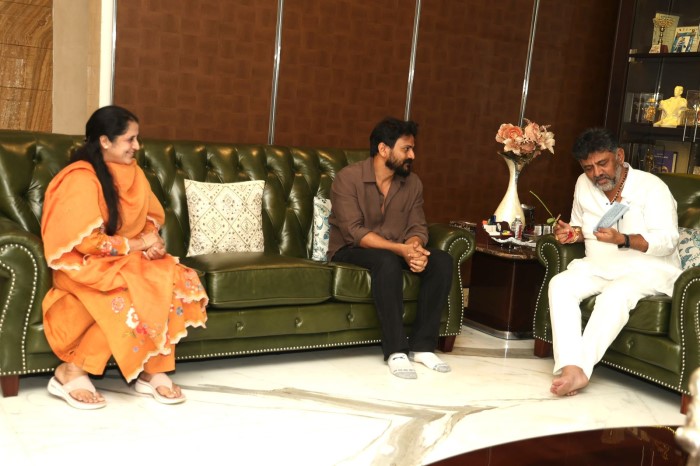 Actor Dhananjay Now Invites Dcm Dk shivakumar and dk suresh to his Wedding