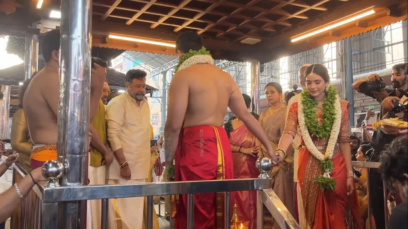 ಮಗನ ಮದುವೆ ಸಂಭ್ರಮದಲ್ಲಿ ನಟ ಜಯರಾಮ್ ಭಾವುರಾಗಿದ್ದಾರೆ. ಜಯರಾಮ್ ತೆಲುಗು, ತಮಿಳು ಹಾಗೂ ಕನ್ನಡ ಸಿನಿಮಾಗಳಲ್ಲಿ ಕೂಡ ನಟಿಸಿದ್ದಾರೆ.