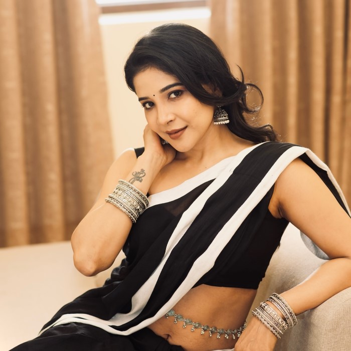 Sakshi Agarwal in black saree