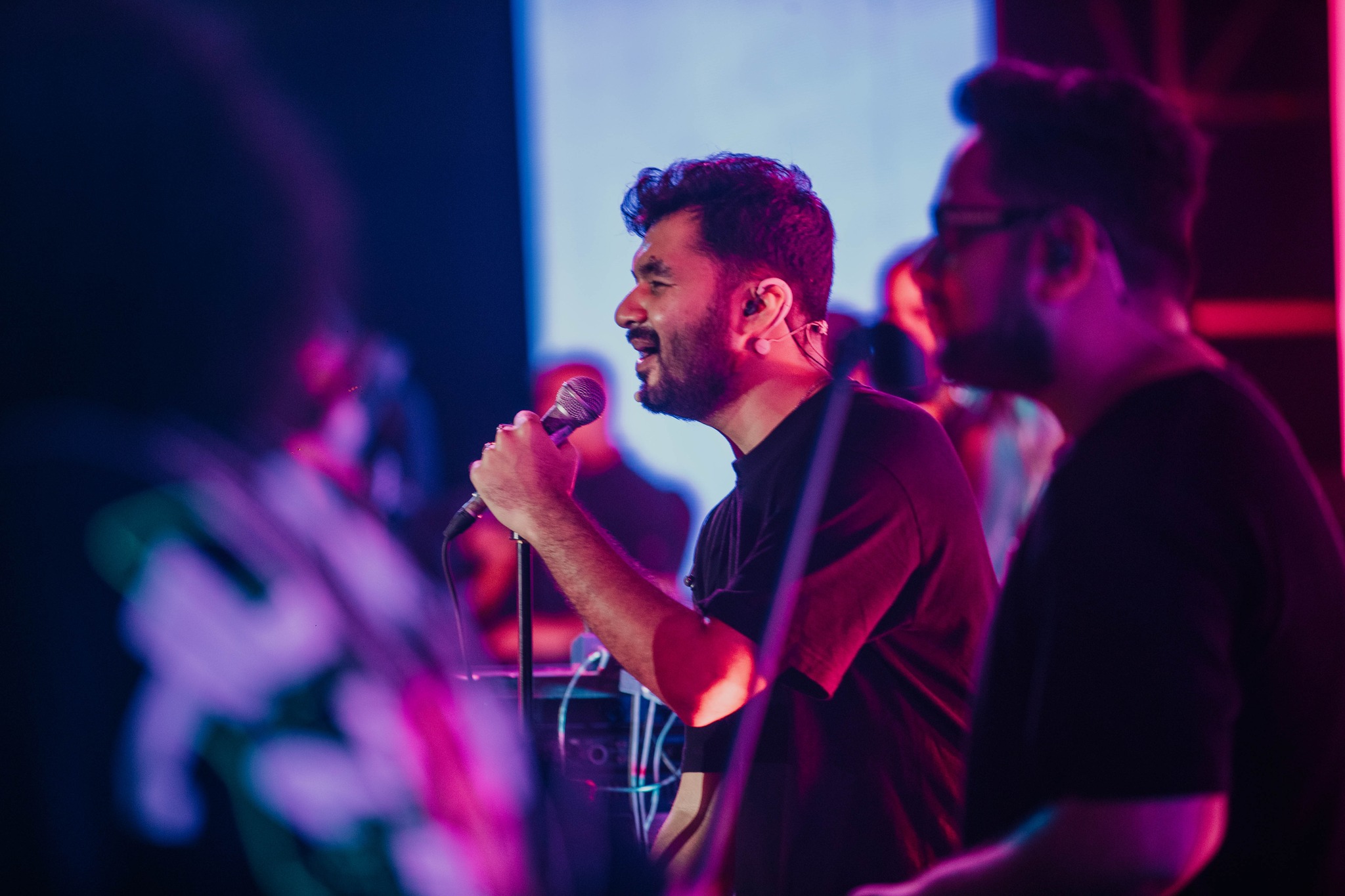 Apna Bana Le Piya Arijit Singh’s soothing voice brings this romantic song to life. The song beautifully captures the essence of love and commitment, resonating with listeners.