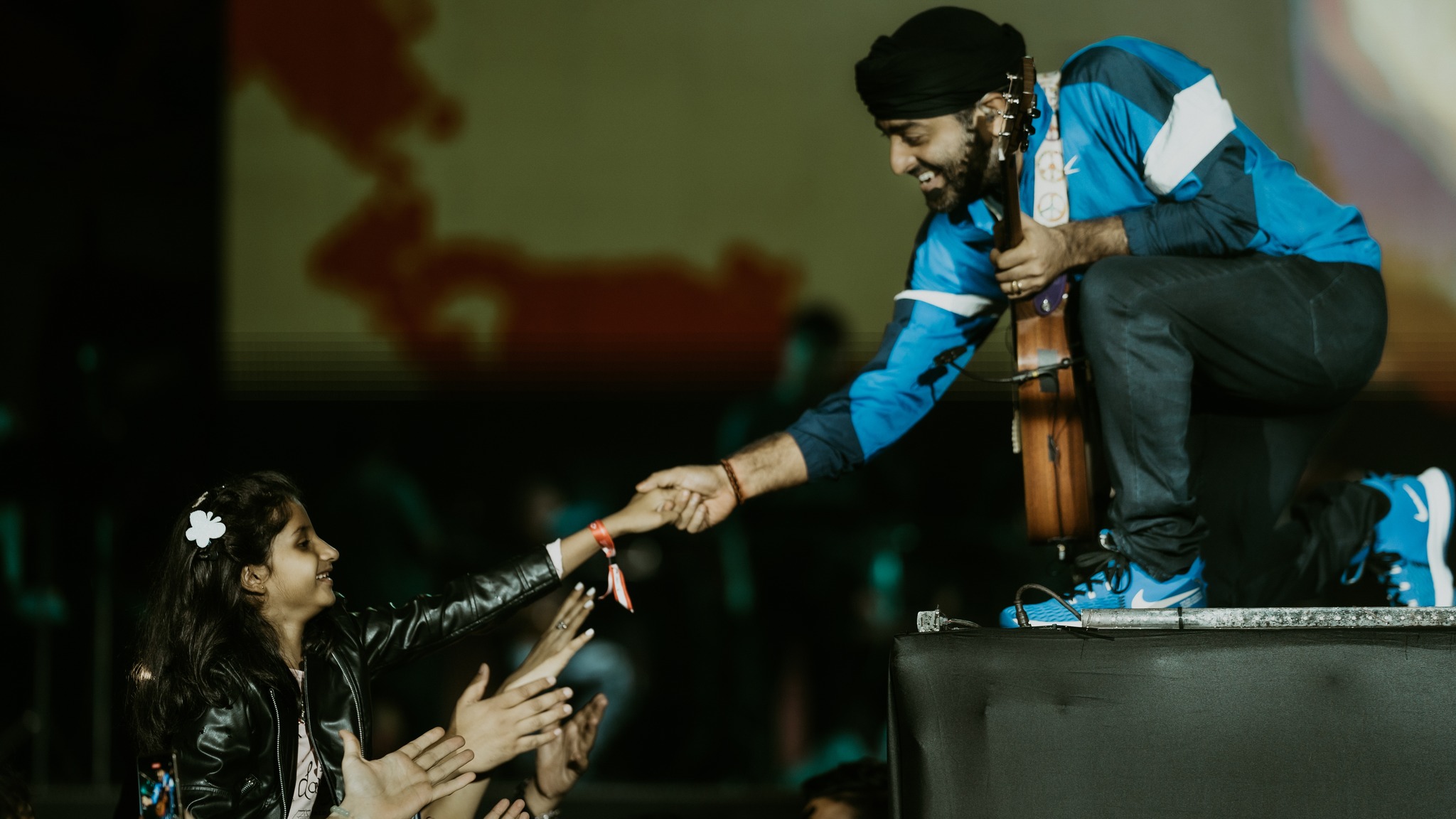 Tum Kya Mile  Arijit’s emotive voice adds depth to the song, making it a poignant addition to the film’s soundtrack, evoking strong emotions.