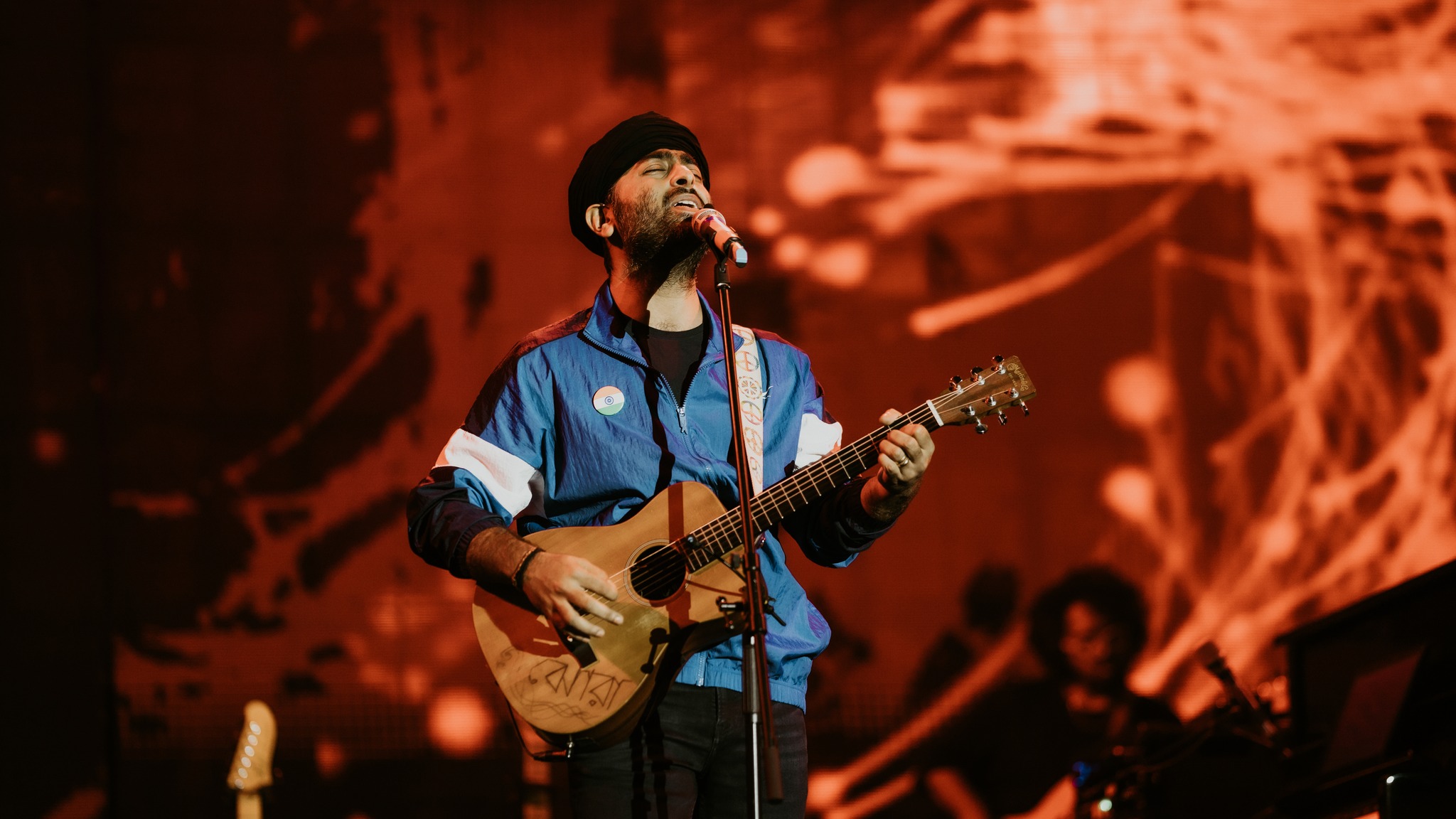 Oonchi Oonchi Deewarein Arijit’s commanding vocal performance adds a dramatic flair to the track, making it an impactful and memorable part of the movie, leaving a lasting
