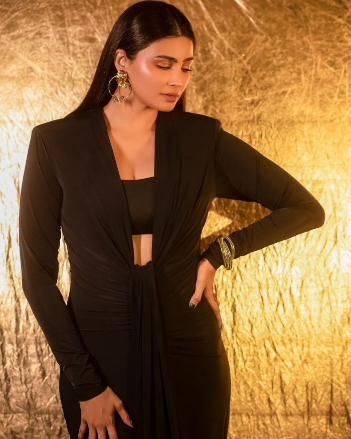 Daisy's ability to pull off an all-black ensemble highlights her versatile wardrobe and her knack for effortlessly blending comfort and fashion.