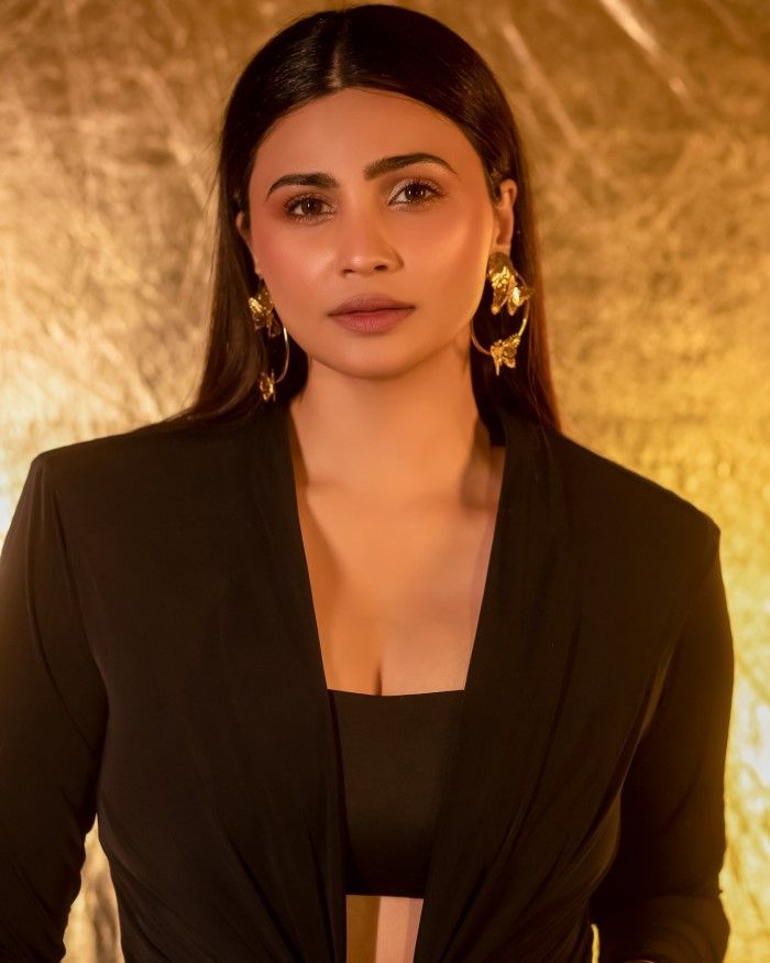 In the photoshoot, Daisy exuded confidence and poise, making the all-black outfit look even more striking and sophisticated.