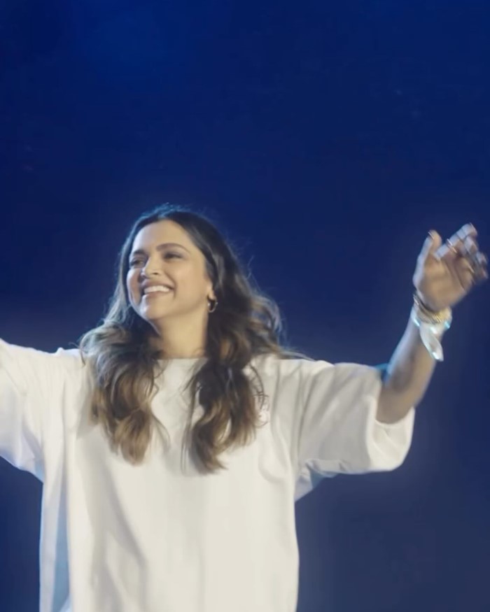 Her surprise appearance at the concert created a buzz on social media, with fans expressing their excitement and admiration.