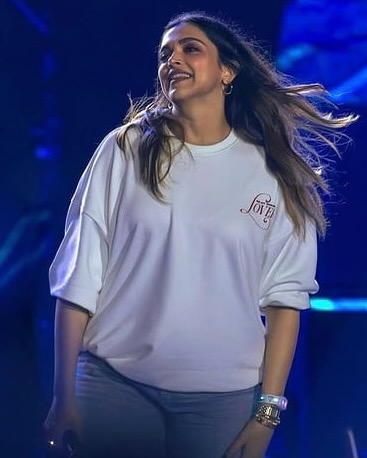 Diljit praised Deepika’s accomplishments, and the crowd cheered as the two interacted warmly on stage.