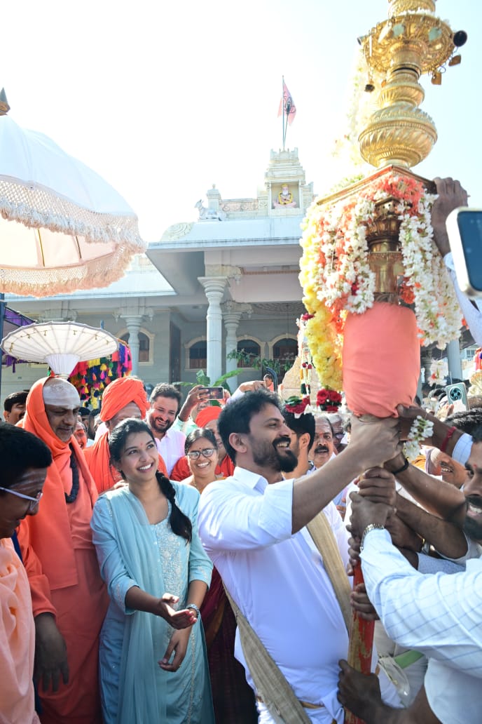 Dolly Dhananjaya and his fiancée, Dhanyatha Gauraklar, visited the Chamundeshwari Devi temple in Mysore.