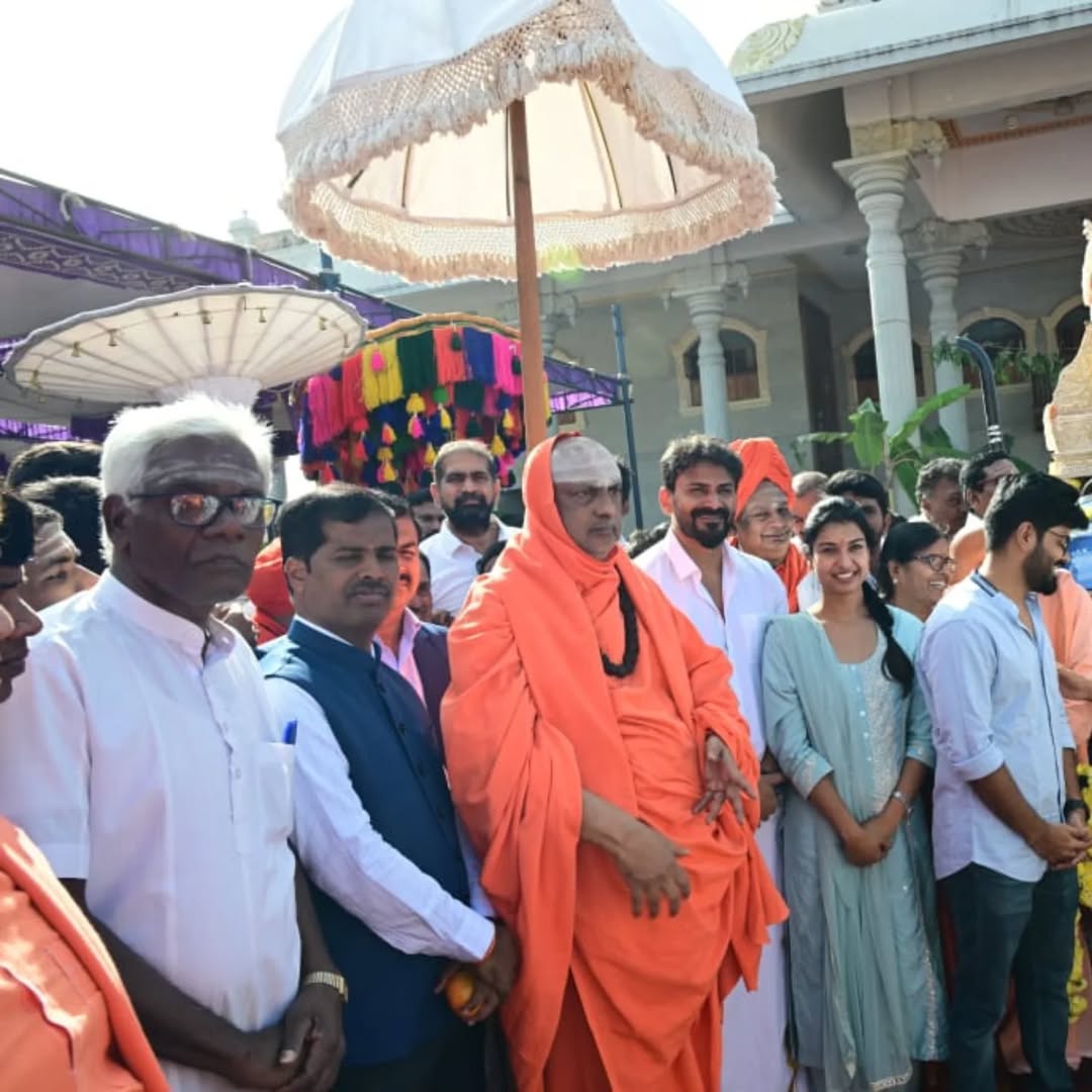 Dolly Dhananjaya and his fiancée, Dhanyatha Gauraklar, visited the Chamundeshwari Devi temple in Mysore.