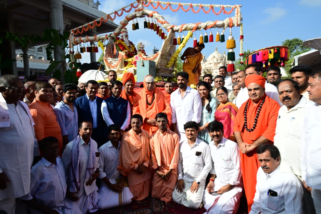 Dolly Dhananjaya and his fiancée, Dhanyatha Gauraklar, visited the Chamundeshwari Devi temple in Mysore.