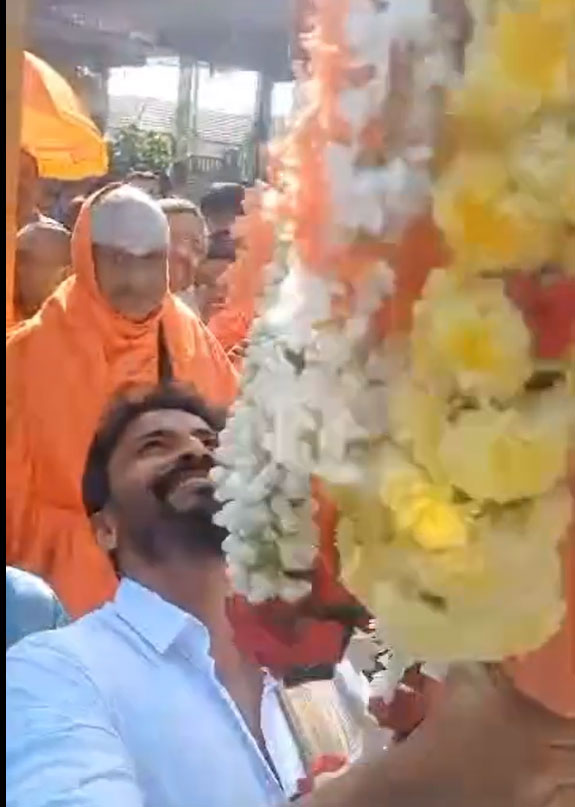 Dolly Dhananjaya and his fiancée, Dhanyatha Gauraklar, visited the Chamundeshwari Devi temple in Mysore.