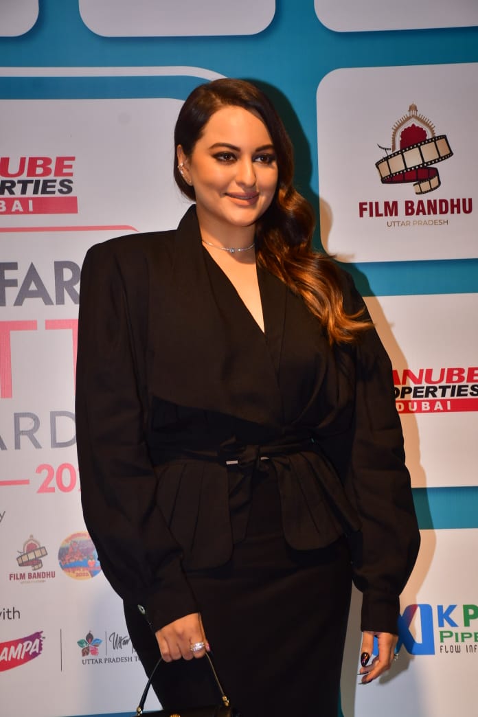 Filmfare OTT Awards 2024 Red Carpet: Kareena Kapoor, Ananya Pandey, Sonakshi Sinha & Other Stuns At The Event