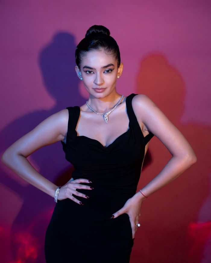 Anushka Sen stole the spotlight in a stunning black bodycon dress featuring a cowl neck and an open back, effortlessly flaunting her beautiful back.