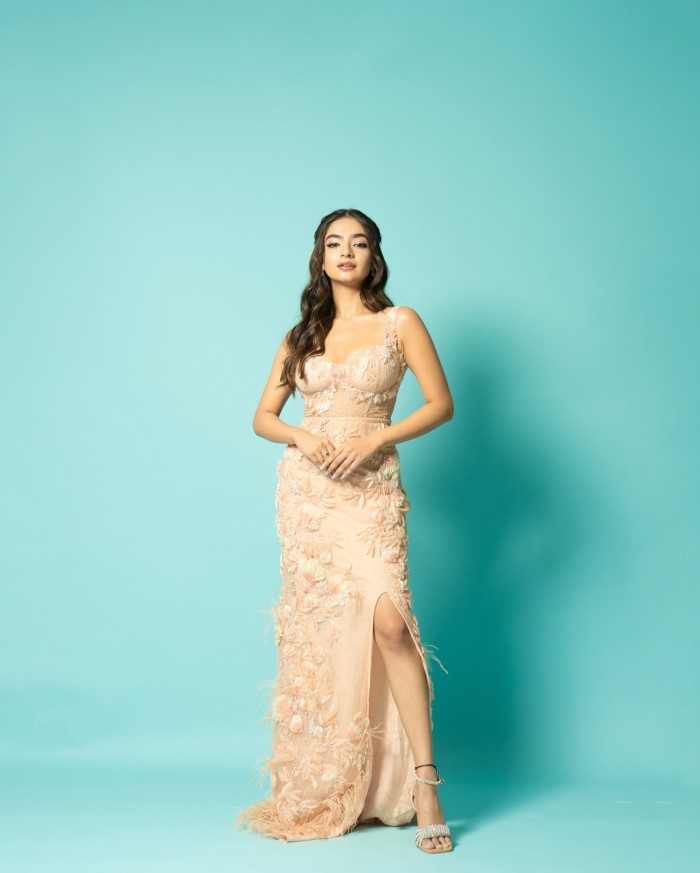 Anushka Sen sizzles in a strappy cream gown that effortlessly combines elegance and beauty.