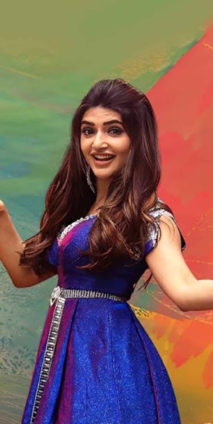 The song Ole Ole Paapaayi from Extra Ordinary Man features Nithiin and Sreeleela in a lively and fun-filled performance. In the track, Sreeleela impresses with her energetic and graceful dance moves, adding charm to the song.