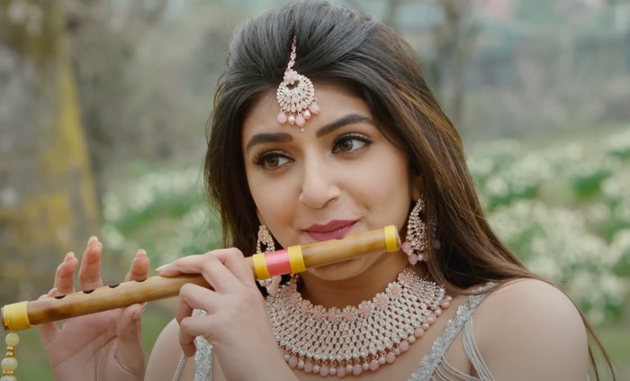 Madhura Nagarilo from PelliSanda which featured Roshann and Sreeleela became a hit for its catchy melody, pleasant vibe, and beautiful on-screen chemistry between the two stars.