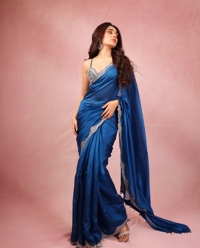Statement footwear, delicate jewelry, and flowing hairstyles work beautifully with sarees. Neutral-toned heels like those in the shoot elongate the posture and add finesse to the look.