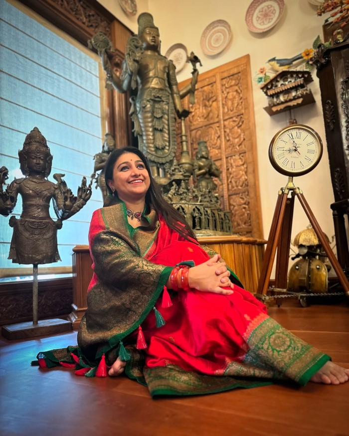 मोहिना कुमारी सिंह टीवी की एक मशहूर अभिनेत्री रह चुकी है और आपको बता दें कि ये रिश्ता क्या कहलाता है सीरियल में कीर्ति के किरदार से उनको काफी पहचान मिली थी। उन्होंने डांस रियलिटी शो में भी काम किया था। हालांकि शादी के बाद उन्होंने टीवी इंडस्ट्री को अलविदा कह दिया और अब उनके दो बच्चे भी हैं।