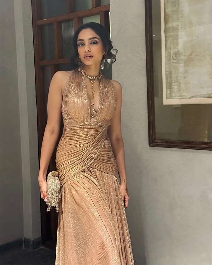 Naga Chaitanya's wife, Sobhita Dhulipala, channels retro glam at their post-wedding cocktail party.