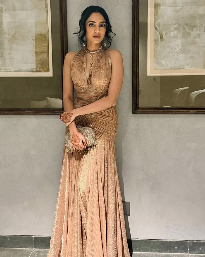 Naga Chaitanya's wife, Sobhita Dhulipala, channels retro glam at their post-wedding cocktail party.