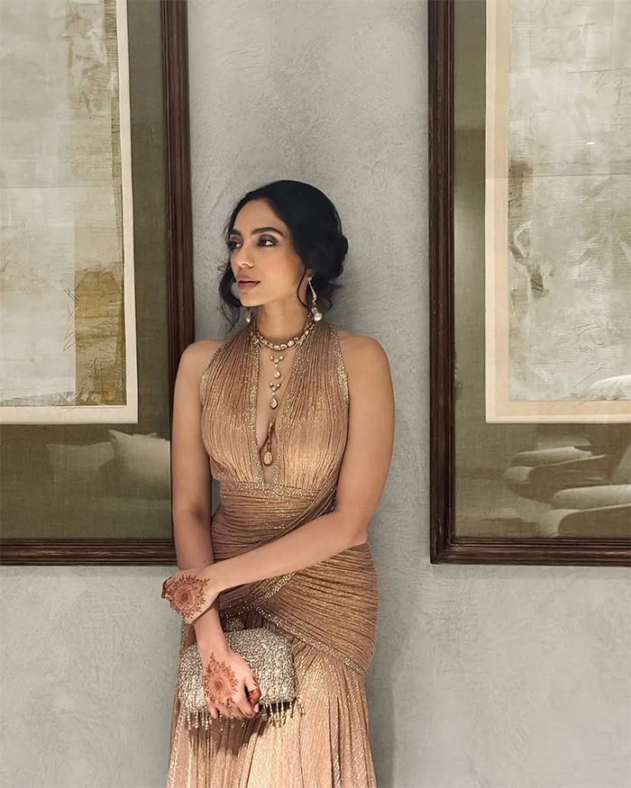 Naga Chaitanya's wife, Sobhita Dhulipala, channels retro glam at their post-wedding cocktail party.