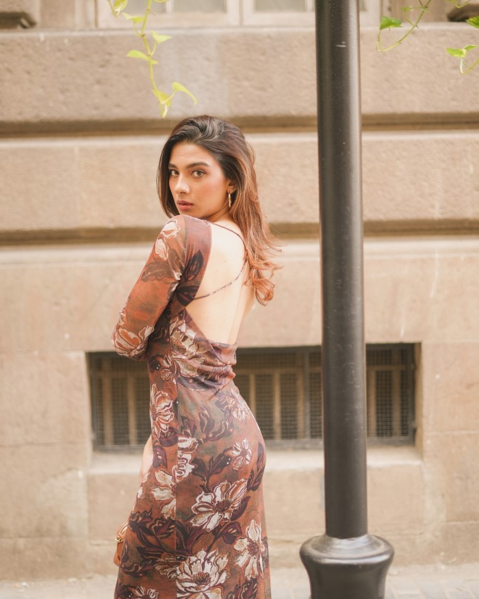 The long sleeves enhance the dress's overall elegance, making it suitable for both casual and formal occasions.