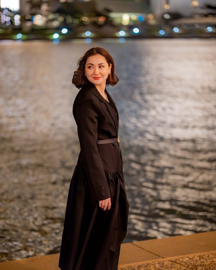 The photoshoot highlights Hania Aamir's ability to effortlessly pull off a timeless and chic look, making a strong fashion statement.