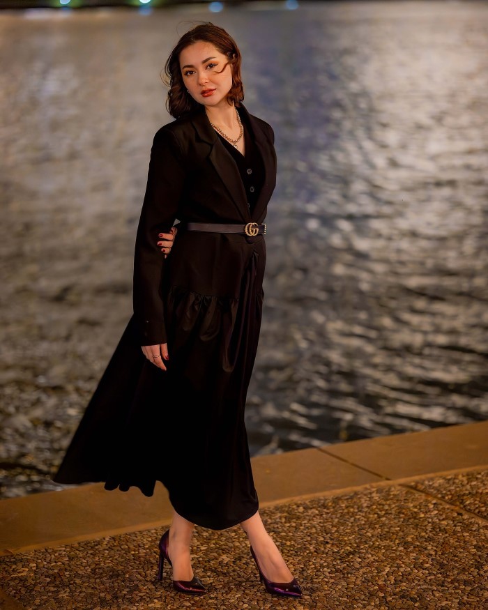 Hania opts for a natural look with minimal makeup and open hair, enhancing her natural beauty and keeping the focus on the outfit.