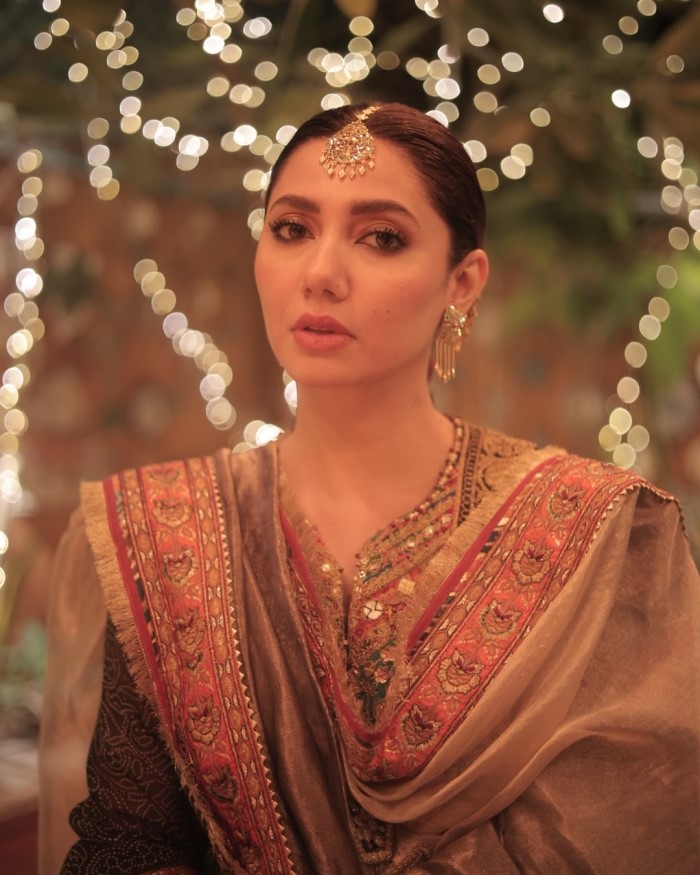 Mahira Khan dazzles in a green Kalidar kurta featuring intricate Bandhani work, scalloped borders, gold zardosi embroidery, and colorful threadwork.