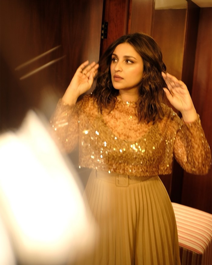 Her open hair and minimal makeup enhanced her natural beauty, completing the effortlessly elegant look.