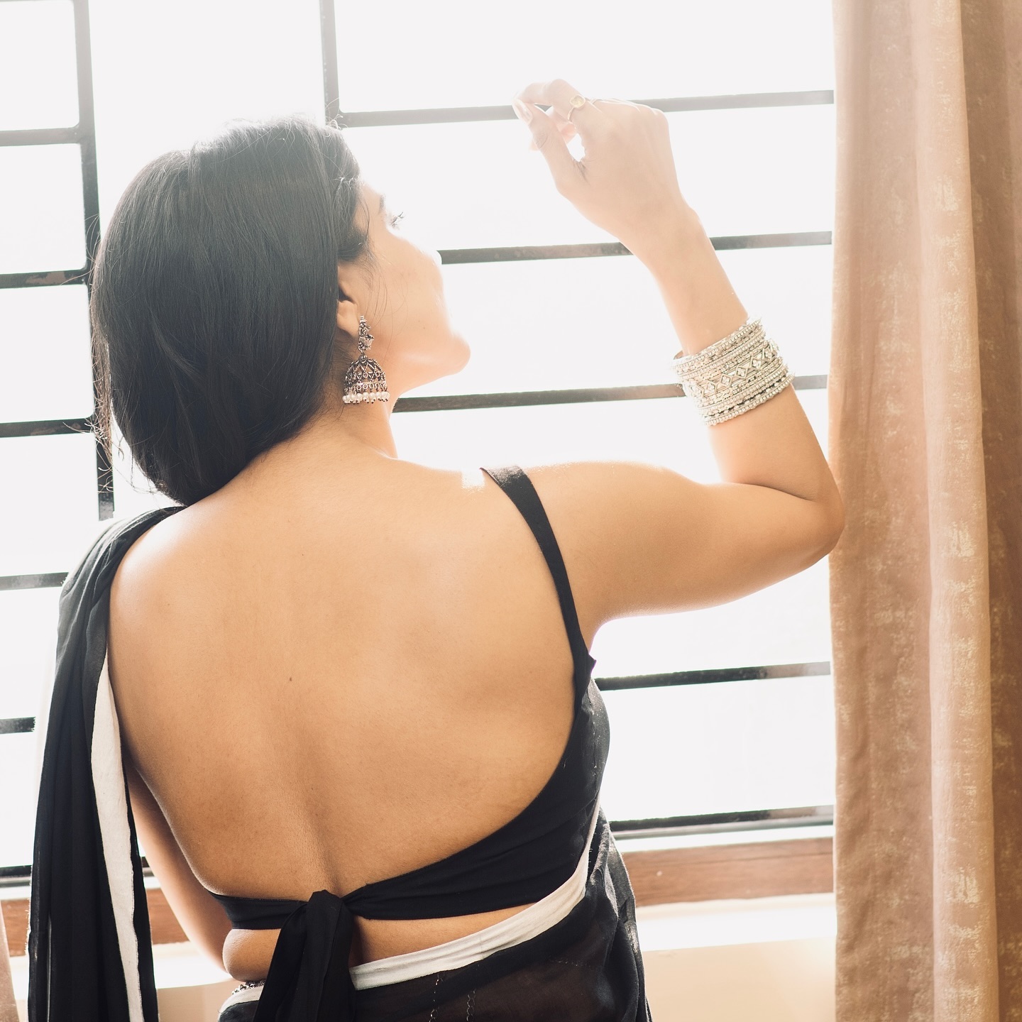 Sakshi Agarwal Blends Tradition and Western Grace in Elegant Black Saree