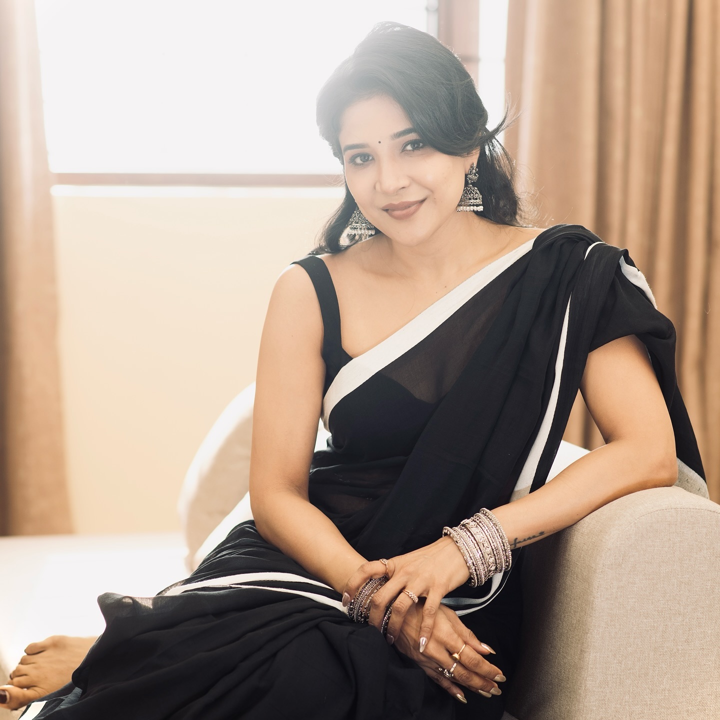 Sakshi Agarwal Blends Tradition and Western Grace in Elegant Black Saree