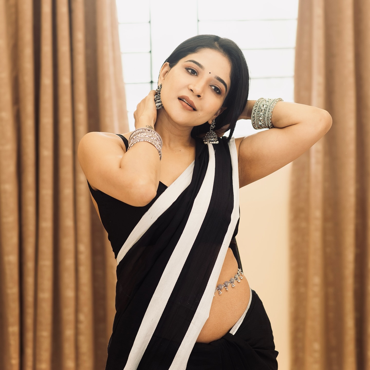 Sakshi Agarwal Blends Tradition and Western Grace in Elegant Black Saree