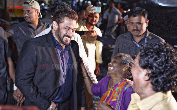 Salman Khan interaction with elderly fan outside Bigg Boss set