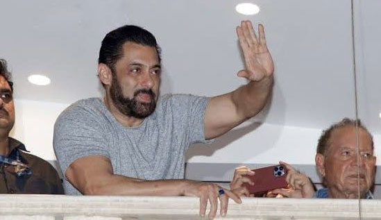 Birthday celebration outside Salman Khan’s residence