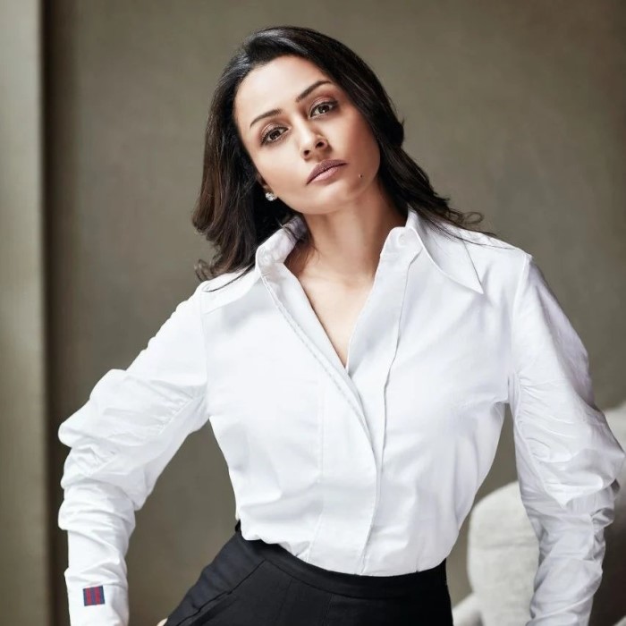 नम्रता शिरोडकर भी एक जानी-मानी एक्ट्रेस रह चुकी है और 90 के दशक में काफी सारी हिंदी फिल्मों में भी काम कर चुकी है