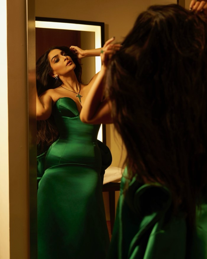 The actress donned a jaw-dropping green gown that highlighted her sophisticated fashion sense.