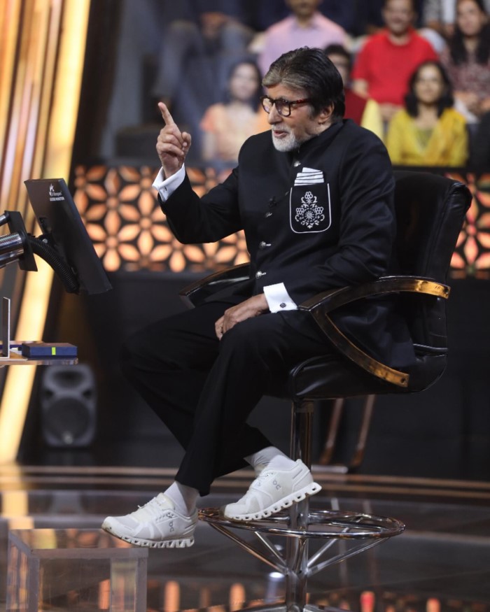 अमिताभ बच्चन बॉलीवुड के महानायक माने जाते हैं और आपको बता दें कि वह तकरीबन 1600 करोड़ की संपत्ति के मालिक हैं