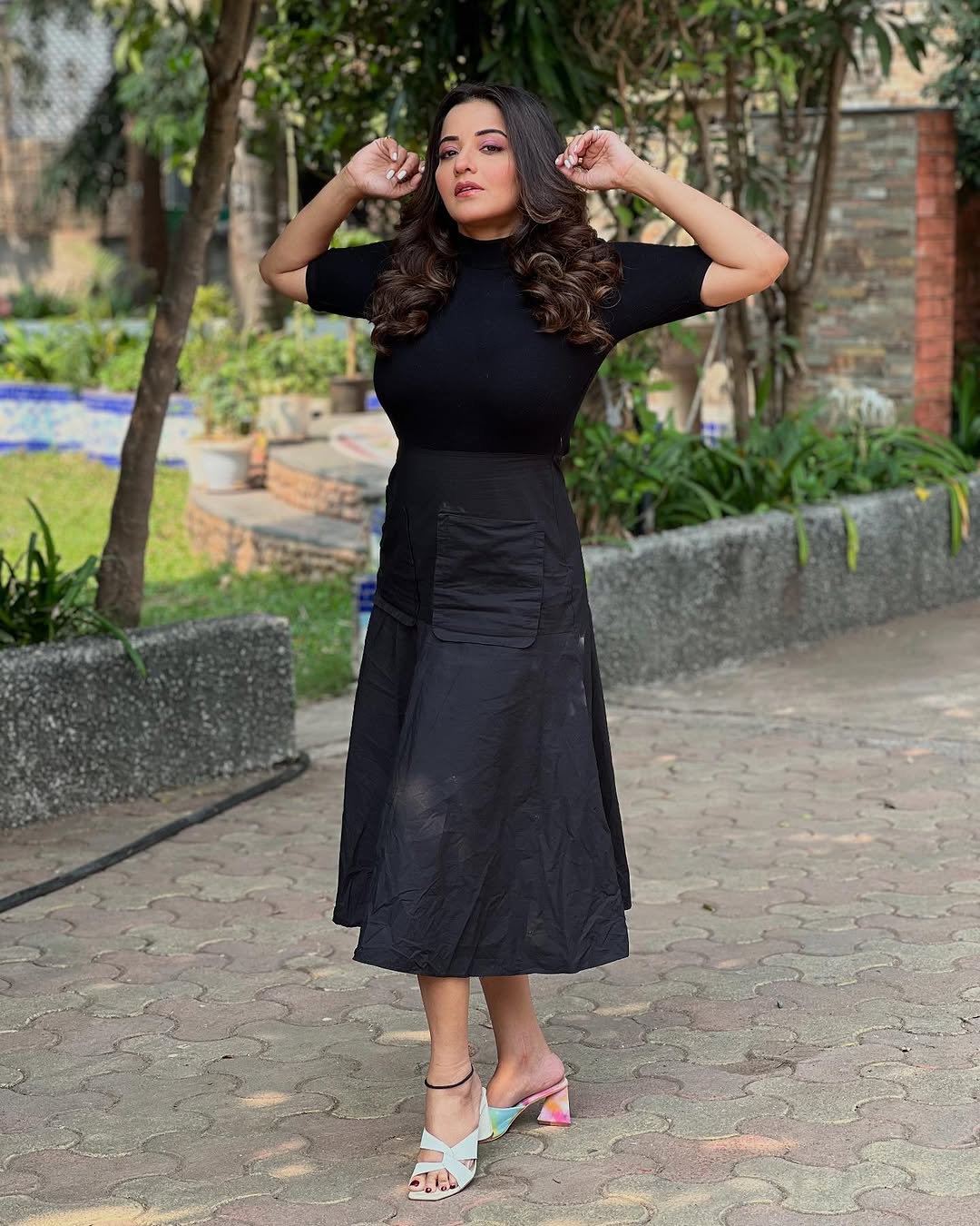 Monalisa Stuns In Chic Black Outfit