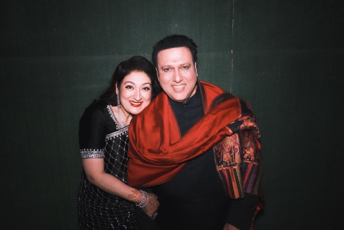 90 के दशक के मशहूर अभिनेता गोविंदा की पत्नी सुनीता आहूजा ने हाल ही में इस बात का खुलासा किया है कि वह और गोविंदा साथ में नहीं रहते हैं। वह अलग-अलग घरों में रहते हैं