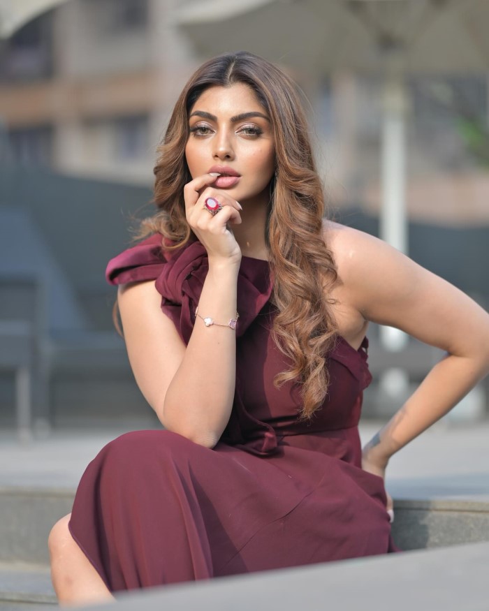 Her appearance exuded sophistication and charm, reinforcing her status as a fashion icon and setting trends in glamorous fashion.