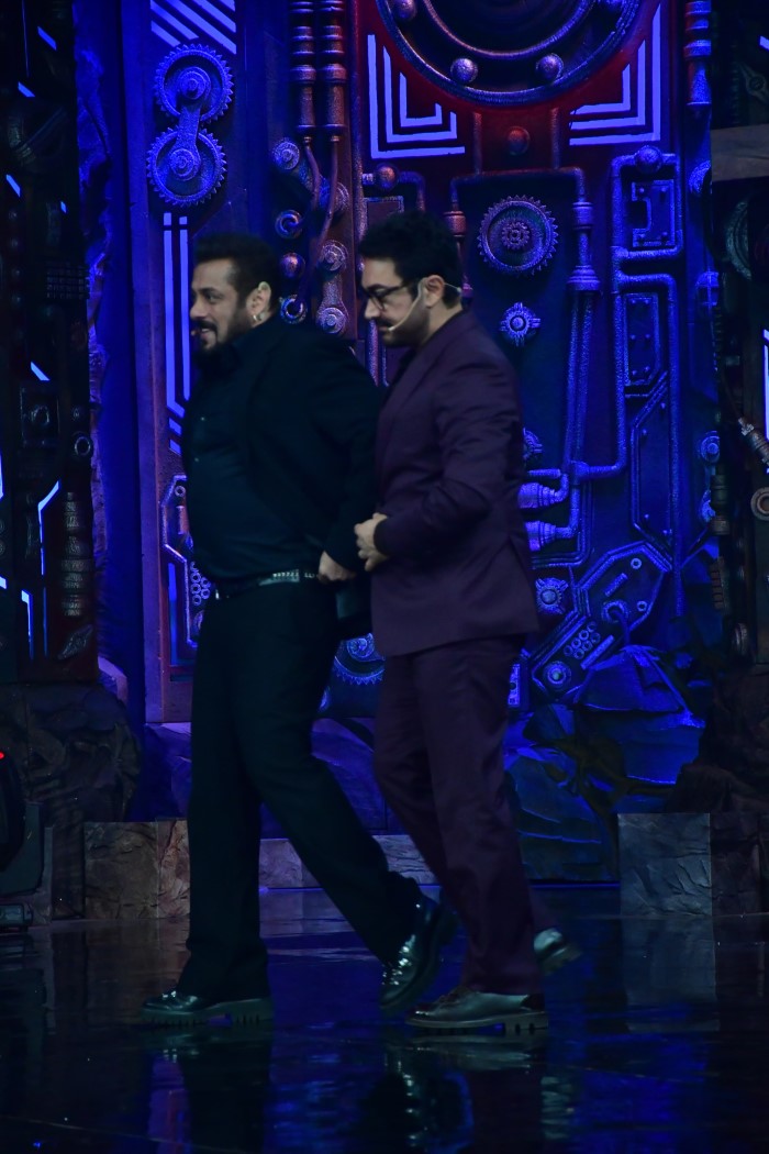 The top contestants will battle it out for the coveted Bigg Boss 18 trophy and a cash prize, with the added excitement of this star-studded evening